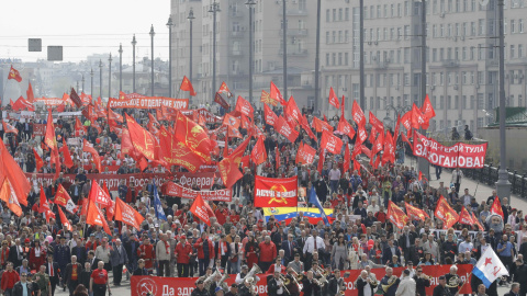 Manifestantes en la marcha por el Primero de Mayo organizada por partidos y organizaciones de izquierda en Moscú. REUTERS/Tatyana Makeyeva