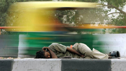 Un joven durmiendo en la calle en Nueva Delhi. REUTERS