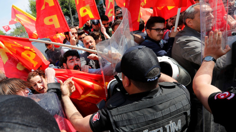 La policía antidisturbios turca forcejea con un grupo de manifestantes que intentan desafiar la prohibición marcha sobre la plaza Taksim, en Estambul, para celebrar el Primero de Mayo. REUTERS / Murad Sezer