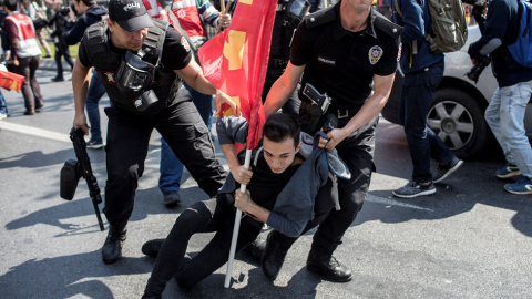 Agentes antidisturbios arrestan a un hombre durante los disturbios ocurridos en una marcha no autorizada hacia la plaza de Taksim con motivo del Primero de Mayo. EFE/ Sedat Suna