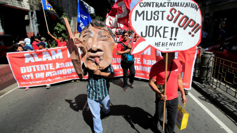 Un manifestante con na máscara del presidente filipino Rodrigo Duterte en la marcha del Primero de Mayo en  Manila. REUTERS/Romeo Ranoco