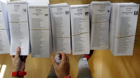 Papaletas de las candidaturas del 27-S, preparadas en un colegio electoral en Barcelona.. REUTERS/Albert Gea