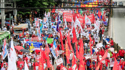 Miles de filipinos marchan hacia el palacio presidencial de  Malacanang, en Manila, en la marcha por el Primero de Mayo. REUTERS/Romeo Ranoco