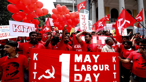 Trabajadores participan en la manifestación convocada con motivo del Día del Trabajador en la India. EFE/ Jagadeesh Nv