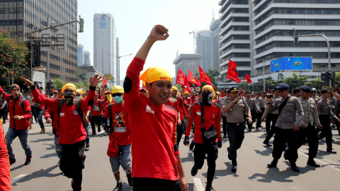 Manifestantes marchan por el distrito financiero de Yakarta, la capital de Indonesia, durante la marcha del Primero de Mayo. REUTERS/Beawiharta