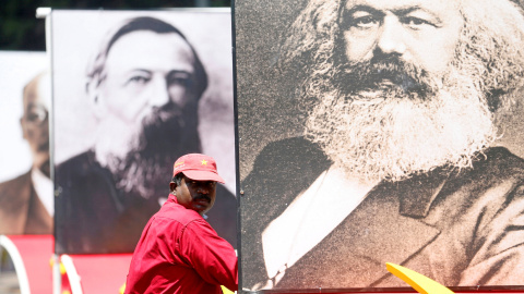 La imagen de Karl Marx en la marcha del Primero de Mayo organizada por el Partido Socialista Primera Línea, en Colombo, la capital de Sri Lanka.REUTERS/ Dinuka Liyanawatte