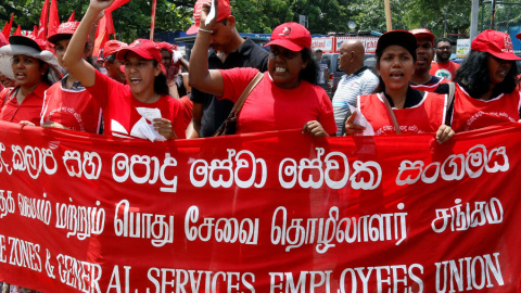 Miembros del Partido Socialista participan en una manifestación convocada con motivo del Día de los Trabajadores en Colombo (Sri Lanka). EFE/ M.a.pushpa Kumara