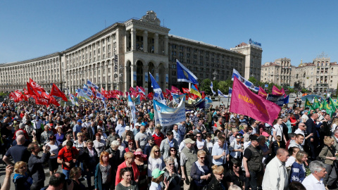 Miles de personas asisten a la manifestación del Día del Trabajador convocada en Kiev (Ucrania). EFE/ Sergey Dolzhenko