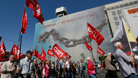 Miles de personas asisten a la manifestación del Día del Trabajador convocada en Kiev (Ucrania). EFE/ Sergey Dolzhenko