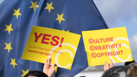 Varias personas muestran pancartas durante una manifestación en el exterior del Parlamento Europeo con motivo del pleno en el que se vota el acuerdo provisional sobre la directiva europea de derechos de autor, este martes en Estrasburgo (Fr