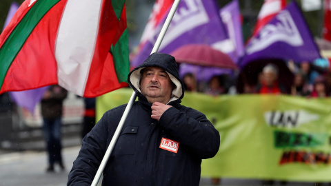 Manifestación convocada por el sindicato LAB en San Sebastián con motivo del Primero de Mayo. EFE/Juan Herrero.