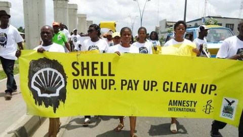 Activistas en Port Harcourt (NIgeria) piden a Shell que page indemnizaciones y limpien los vertidos de petróleo en el Delta del Níger.