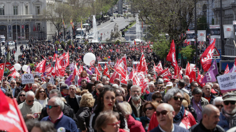 Miles de personas participan en la manifestación celebrada en Madrid con motivo del Primero de Mayo. EFE/Zipi