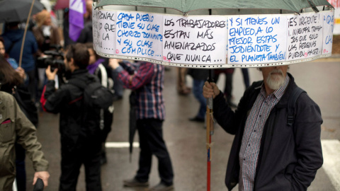 Un participante muestra una pancarta en la manifestación celebrada hoy por el centro de Barcelona bajo el lema: "¡Ahora nos toca a nosotros! + igualdad, + empleo + salarios + pensiones", en favor de unas pensiones y salarios dignos en la tr