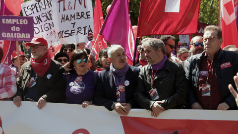 Los secretarios generales de CCOO, Unai Sordo (2d), y UGT, Pepe Álvarez (3d), encabezan la manifestación celebrada en Madrid con motivo del Primero de Mayo. EFE/Zipi