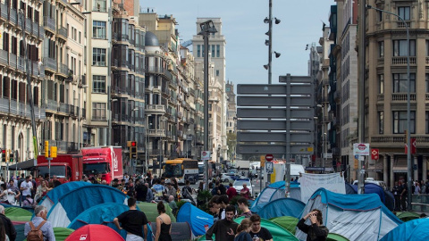 Unos 150 jóvenes, la mayoría universitarios, han pasado la noche acampados en casi un centenar de tiendas de campaña instaladas en la plaza de la Universitat, en Barcelona. /EFE