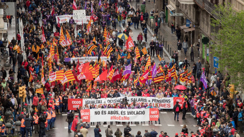 Manifestación convocada por los principales sindicatos catalanes, CCOO y UGT, en Barcelona, en favor de unas pensiones y unos salarios dignos en un Primero de Mayo más político de lo habitual en Catalunya, por la situación política en esta 