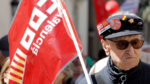 Los sindicatos CCOO PV y UGT-PV celebran el Primero de Mayo con una manifestación bajo el lema "Tiempo de ganar derechos" en igualdad, empleo, salarios y pensiones.EFE/ Juan Carlos Cárdenas