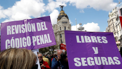 Pancartas con alusión a la revisión del código penal en la manifestación celebrada en Madrid con motivo del Primero de Mayo. EFE/Chema Moya