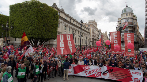 Manifestación del Primero de Mayo en Sevilla, donde miles de personas se han dado cita para reivindicar la igualdad de género, el empleo de calidad y las pensiones dignas, y cuyo lema es "Es tiempo de ganar. Igualdad, mejor empleo, mayores 