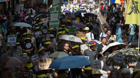 Trabajadores participan en la manifestación convocada por los sindicatos con motivo del Día del Trabajador en Hong Kong (China). EFE/ Jerome Favre