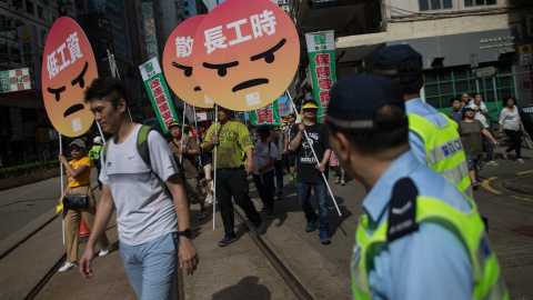 Trabajadores participan en la manifestación convocada por los sindicatos con motivo del Día del Trabajador en Hong Kong (China). EFE/ Jerome Favre