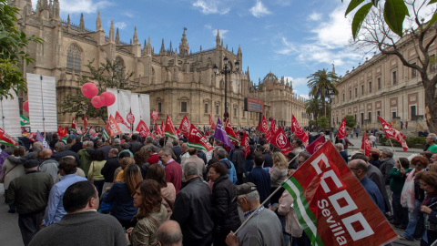 La manifestación del Primero de Mayo en Sevilla pasando ante la catedral hispalense donde miles de personas se han dado cita para reivindicar la igualdad de género, el empleo de calidad y las pensiones dignas, y cuyo lema es "Es tiempo de g