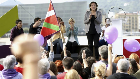 La alcaldesa de Barcelona, Ada Colau (c), ha intervenido hoy en la campaña electoral vasca para mostrar su apoyo a la candidata a lehendakari de Elkarrekin Podemos, Pili Zabala (2-i), en un acto político en San Sebastián. EFE/