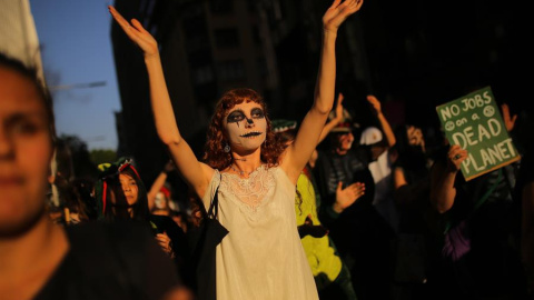 Manifestantes disfrazados participan en una protesta de Extinction Rebellion. EFE