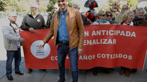 El secretario general del PSOE, Pedro Sánchez, antes de su participación en la manifestación celebrada en Madrid con motivo del Primero de Mayo. EFE/Chema Moya