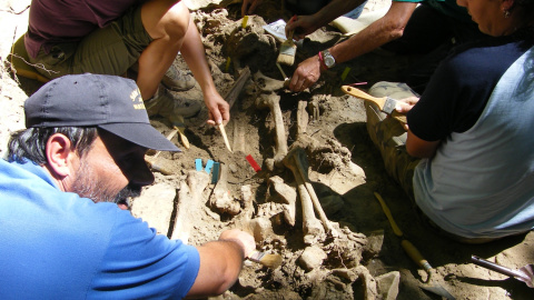 Trabajos de investigación en una fosa. Foto: Foro Cultural de la Provincia del Bierzo / Wikipedia