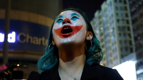 Una manifestante se disfraza del 'Joker' durante una marcha en Hong Kong en el día de Halloween. REUTERS/Kim Kyung-Hoon