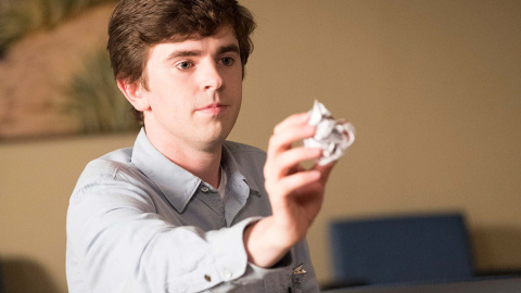 Freddie Highmore, en un episodio de 'The Good Doctor'. AXN