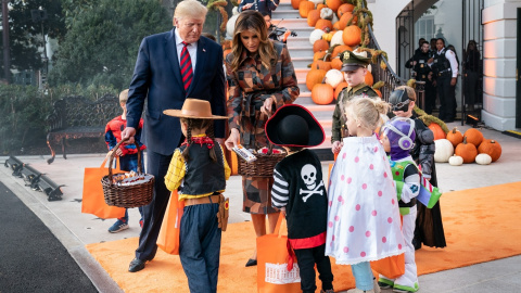 El presidente de EEUU, Donald Trump, y la primera dama reparten caramelos antes de la noche de la Halloween. Reuters