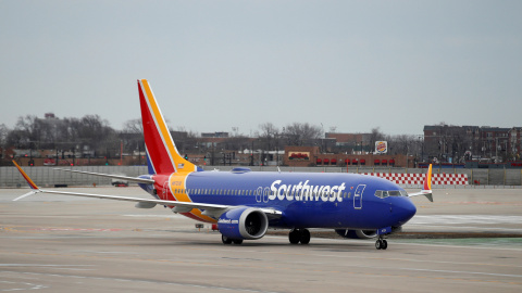 Foto de archivo de un Boeing 737 MAX de la compañía Southwest Airlines en el aeropuerto de Chicago. /REUTERS