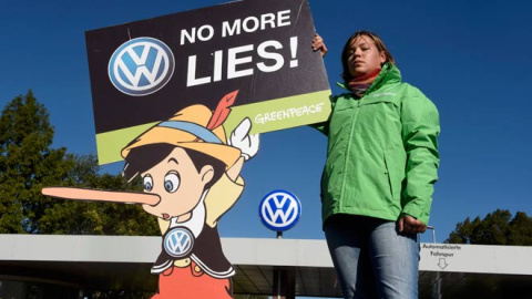 Protesta de activista de Greenpeace en la sede de Volkswagen en Ausgburgo (Alemania). / REUTERS