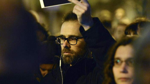 Unas trescientas personas, entre ellas numerosos periodistas y dirigentes políticos, se han concentrado hoy delante de la Embajada de Francia al grito de "¡Libertad de expresión!" para condenar el atentado de hoy en París contra el semanari