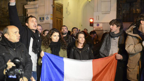 Imagen de la concentración frente a la Embajada de Francia, en solidaridad con las víctimas del atentado contra la revista 'Charlie Hebdo'. /EFE