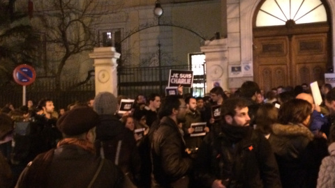 Imagen de la concentración frente a la Embajada de Francia, en solidaridad con las víctimas del atentado contra la revista 'Charlie Hebdo'. PÚBLICO