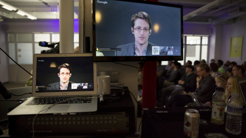 El informático estadounidense Edward Snowden, en su intervención por videoconferencia desde Moscú. REUTERS/Andrew Kelly