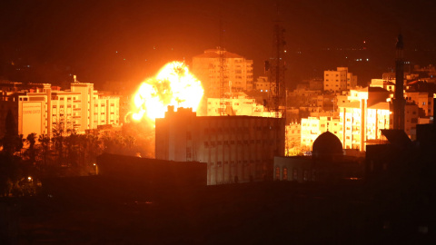 Una bola de fuego ondea sobre los edificios en la ciudad de Gaza durante los ataques israelíes reportados el 25 de marzo de 2019 | AFP/ Majdi Fathi