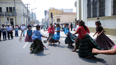 Mujeres indígenas de Guatemala juegan al fútbol en el Palacio Nacional de Ciudad de Guatemala. JOHAN ORDONEZ (AFP)