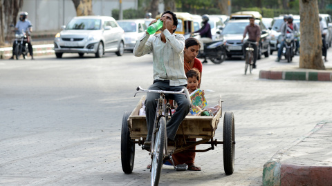 Un trabajador indio bebe agua para aliviarse del calor en Nueva Delhi. MONEY SHARMA (AFP)