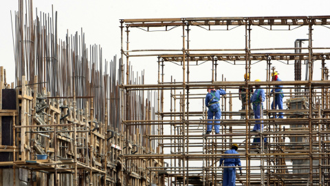 Trabajadores asiáticos trabajan en la construcción de un rascacielos en Dubai. KARIM SAHIB (AFP)