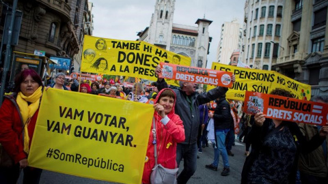 Manifestació en defensa de la "República dels drets socials" / EFE Enric Fontcuberta