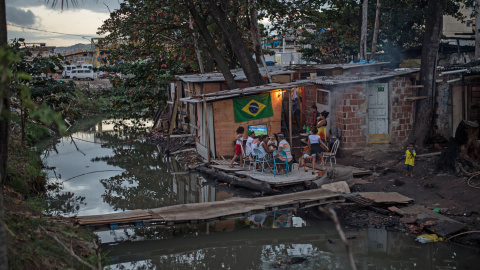 Una familia de la favela de Mare, en Río de Janeiro, ve el partido de fútbol de la selección de Brasil durante el Mundial de 2014. YASUYOSHI CHIBA (AFP)