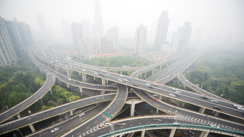 Cruce de carreteras en la ciudad china de Shangai, altamente contaminada. JOHANNES EISELE (AFP)