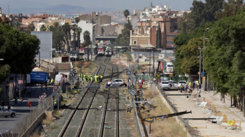 Obras de soterramiento de las vías del tren frente a la estación del Carmen (Murcia). /EFE