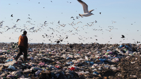 Un hombre camina sobre montones de kilos de basura en Sevastopol, en Crimea. YURI LASHOV (AFP)