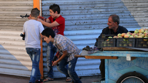 Varios niños sirios juegan con armas de plástico en la ciudad de Latakia. JOSEPH EID (AFP)